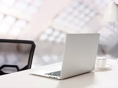 Пътни полицаи, които носят светлоотразителни жилетки, разследват 56 незаконно...