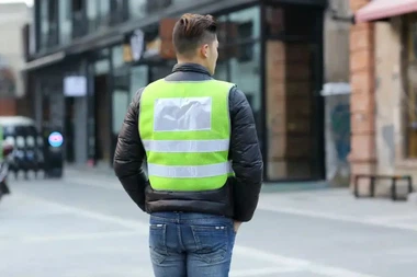 Какво означават цветовете на предпазната жилетка?