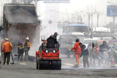 Защо пътните работници трябва да носят светлоотразителни жилетки?