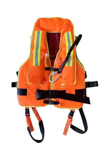 Правилният начин да носите спасителна жилетка, въжето трябва да бъде здраво з...