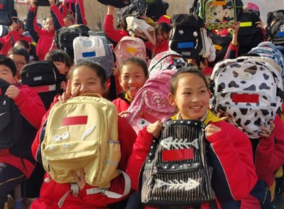 Носете светлоотразителни ученически чанти в кампуса, за да осветите дейността...