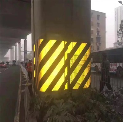 Отразяващ материал за дъждобран Ярка отразяваща линия в дъждовна нощ,