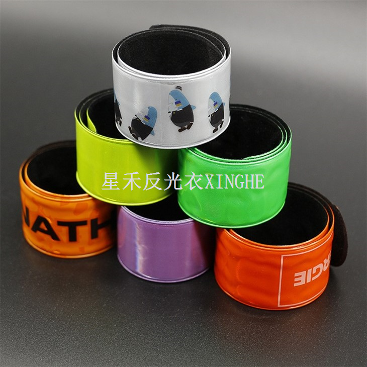 Светлоотразителна PVC каишка за китка