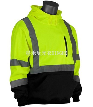 Светлоотразителен черен пуловер с качулка на долната част