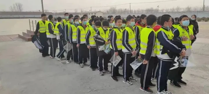 Безопасно е да ви виждат със светлоотразително защитно облекло